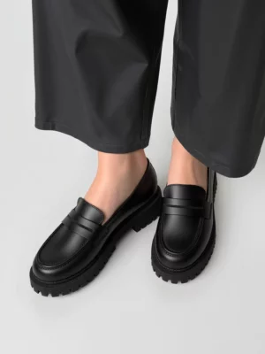 Damskie Mokasyny LAURA BLACK – Minimalistyczna Elegancja z Masywną Podeszwą