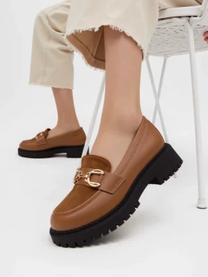 Mokasyny z ozdobnym metalowym detalem Camel