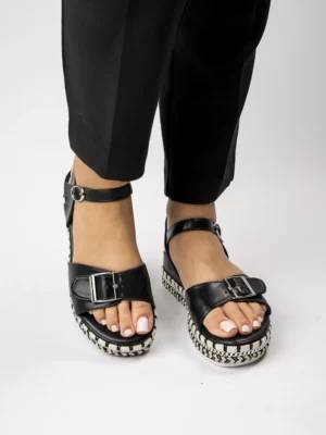 Klapki damskie z ozdobą złotą w kolorze Black