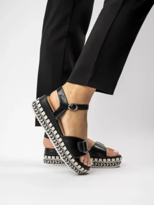 Klapki damskie z ozdobą złotą w kolorze Black