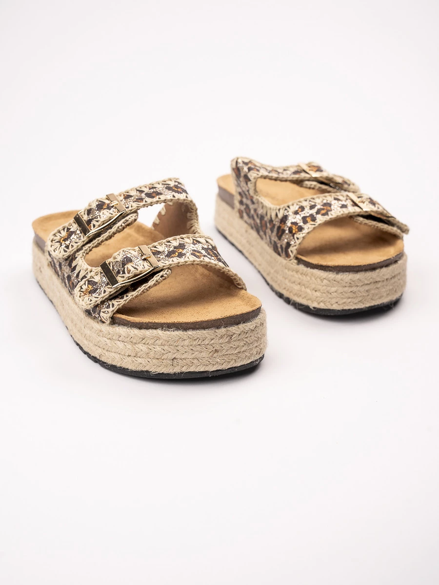 Klapki na koturnie z podwójną klamrą w kolorze LEOPARD