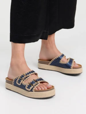 Klapki na koturnie z dwoma klamrami w kolorze Blue