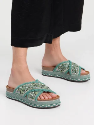 Klapki na koturnie z plecionką GREEN
