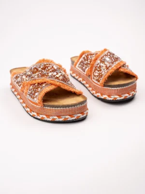 Klapki na koturnie z cekinami i plecionym wzorem Orange