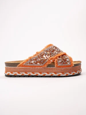 Klapki na koturnie z cekinami i plecionym wzorem Orange