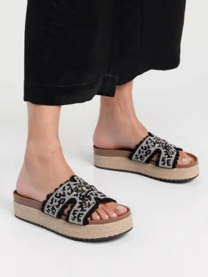 Klapki na koturnie z koralikami i plecioną platformą Black