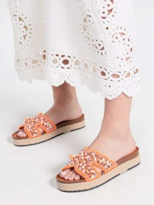 Klapki na koturnie damskie z haftem w kolorze Orange