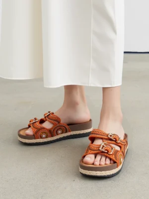 Klapki na koturnie z ozdobnymi paskami w kolorze Orange