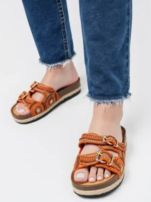 Klapki na koturnie z ozdobnymi paskami w kolorze Orange