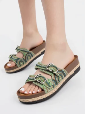Klapki na koturnie z ozdobnymi klamrami w kolorze Green