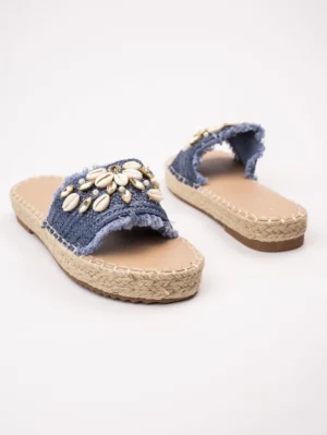 Klapki płaskie damskie z muszelkami w kolorze Blue