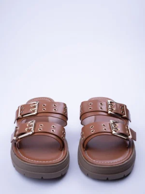 Klapki na obcasie z metalowymi klamrami w kolorze Camel