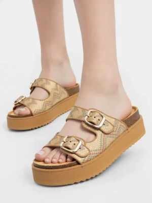Klapki na koturnie z ozdobnymi klamrami w kolorze Gold