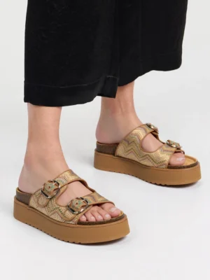 Klapki na koturnie z ozdobnymi klamrami w kolorze Gold