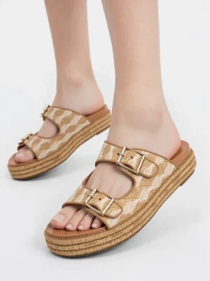 Klapki na koturnie z ozdobnymi klamrami w kolorze Beige