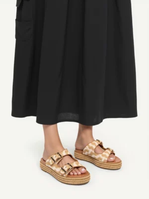 Klapki na koturnie z ozdobnymi klamrami w kolorze Beige