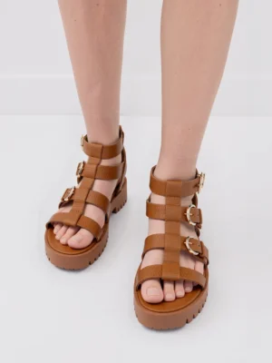 Sandały na koturnie z paskami i klamrami w kolorze Camel