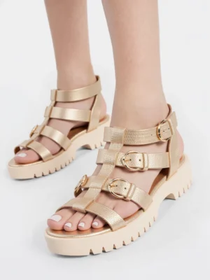 Sandały na koturnie z paskami i klamrami w kolorze Gold