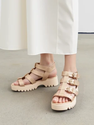 Sandały na koturnie z paskami i klamrami w kolorze Gold