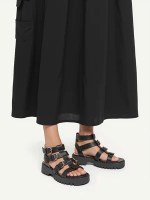 Sandały na koturnie z paskami i klamrami w kolorze Black