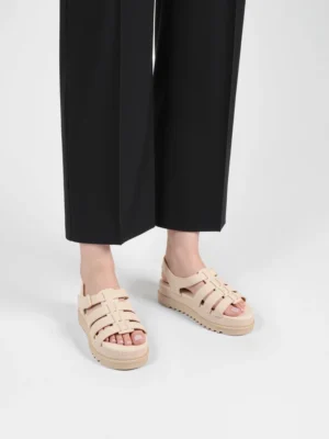 Sandały na koturnie z paskami w kolorze Beige