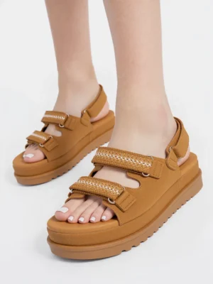 Sandały na koturnie z zamszowymi paskami i zapięciem na rzep w kolorze Camel