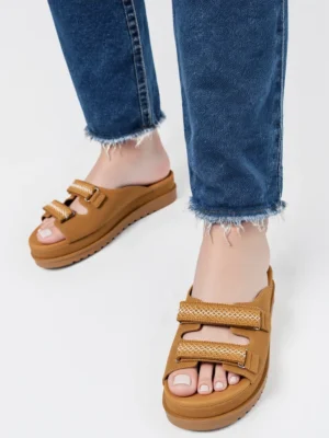 Sandały na koturnie z ozdobnymi paskami w kolorze Camel
