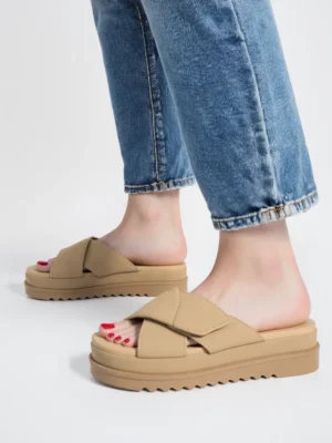 Klapki na koturnie z szerokim paskiem w kolorze Khaki