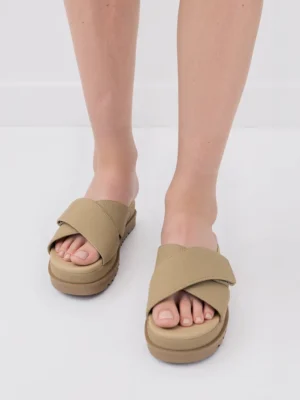 Klapki na koturnie z szerokim paskiem w kolorze Khaki