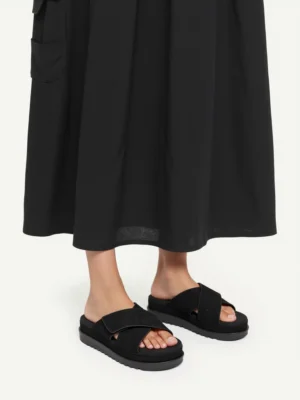 Klapki na koturnie z szerokim paskiem w kolorze Black