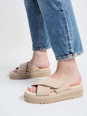Klapki na koturnie z szerokim paskiem w kolorze Beige