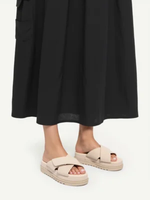 Klapki na koturnie z szerokim paskiem w kolorze Beige