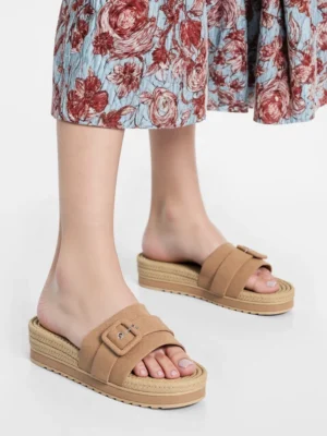 Klapki na koturnie z ozdobną klamrą w kolorze Khaki