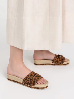 Klapki na koturnie damskie z motywem Leopard