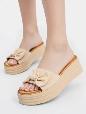 Klapki damskie z kokardą na koturnie w kolorze Beige