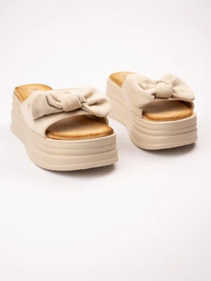 Klapki damskie z kokardą na koturnie w kolorze Beige