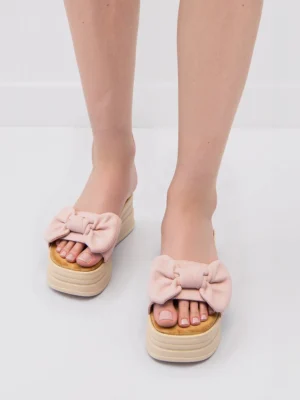 Klapki damskie BOW PINK – na wysokiej platformie