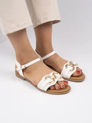 Sandały płaskie z ozdobną klamrą skórzane White