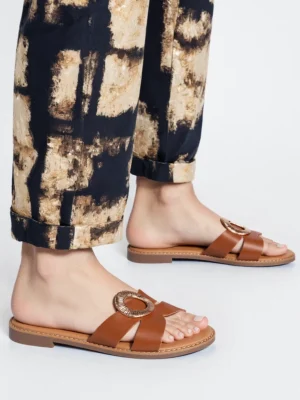 Klapki płaskie damskie ze skórzanymi paskami i złotą klamrą Camel