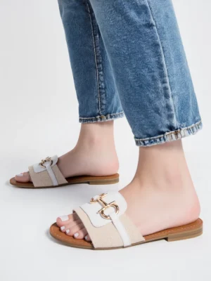 Klapki eleganckie z ozdobną klamrą w kolorze White