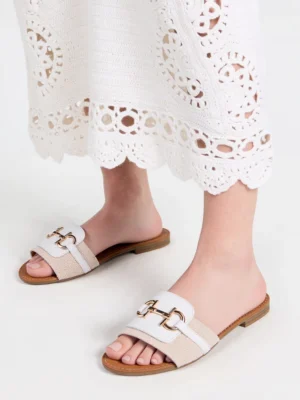 Klapki eleganckie z ozdobną klamrą w kolorze White