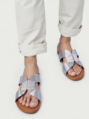 Klapki płaskie damskie z metalicznym wykończeniem Silver