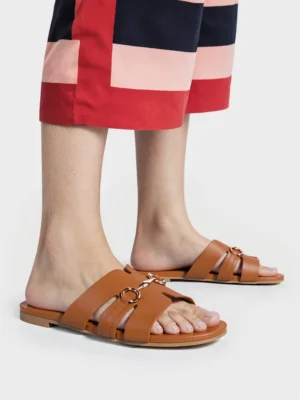 Klapki płaskie damskie z ozdobnym złotym dodatkiem Camel