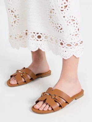 Klapki płaskie damskie z ozdobnym złotym dodatkiem Camel