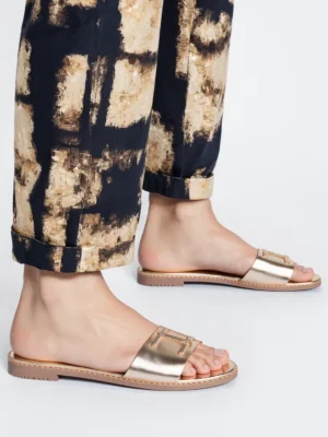 Klapki skórzane z metalowymi zdobieniami w kolorze Gold