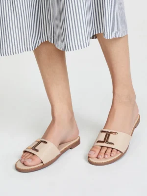 Klapki skórzane damskie z metalicznym zdobieniem Beige