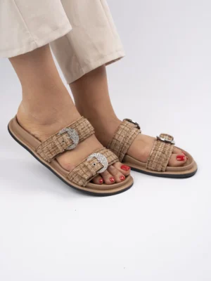 Klapki płaskie z ozdobną klamrą w kolorze Khaki