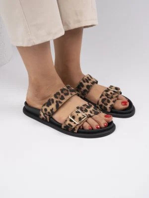 Klapki damskie z regulowaną klamrą w kolorze Leopard