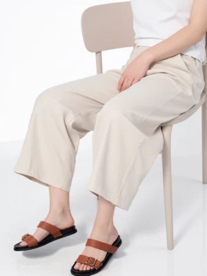 Klapki płaskie damskie z metalową klamrą Camel