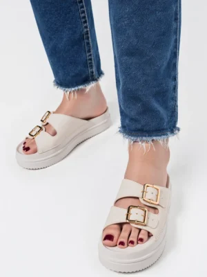 Klapki na koturnie z klamrami White